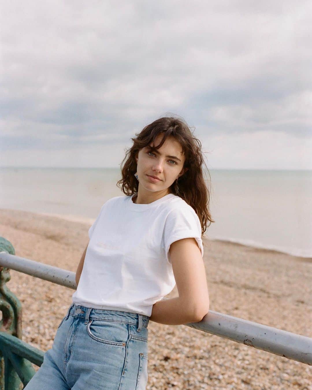 Amelia Zadroのインスタグラム：「à la plage before we got locked up again 🏖  Thrifted jeans Earrings @vestiaireco  Tee @nononsensenyc  Coat @acnestudios  🖤 📷 @nikita.korchunov」