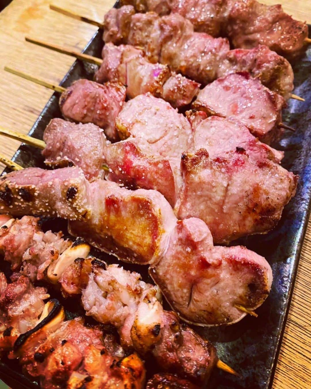 美川憲二さんのインスタグラム写真 - (美川憲二Instagram)「エモい焼きとん屋さんで　打ち上げよ〜😋🍴🍺🍺✨✨✨✨✨✨😙✌️✌️  昭和レトロな　中野、四文屋の　焼きとんは安くて、旨くて😃⤴️⤴️ 最高なの〜😍💓💓💓💓 #四文屋新井薬師本店 #焼きとん #エモい写真  #昭和レトロな雰囲気  #かなり美味しい #美川憲二 #まりもちゃん #オネェ系 #ものまね」11月26日 1時24分 - mikawakenji