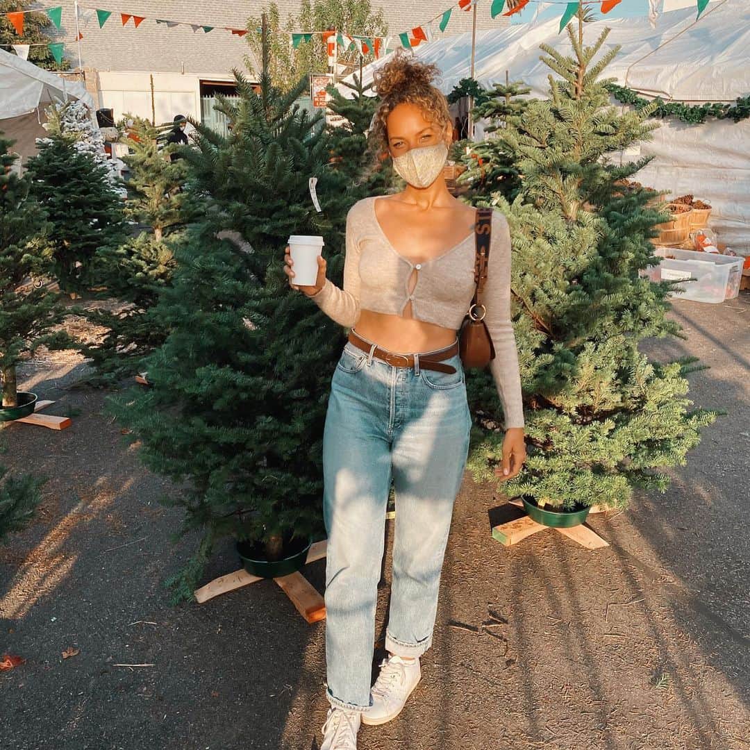 レオナ・ルイスのインスタグラム：「We got our treeeee ✨🌲✨」