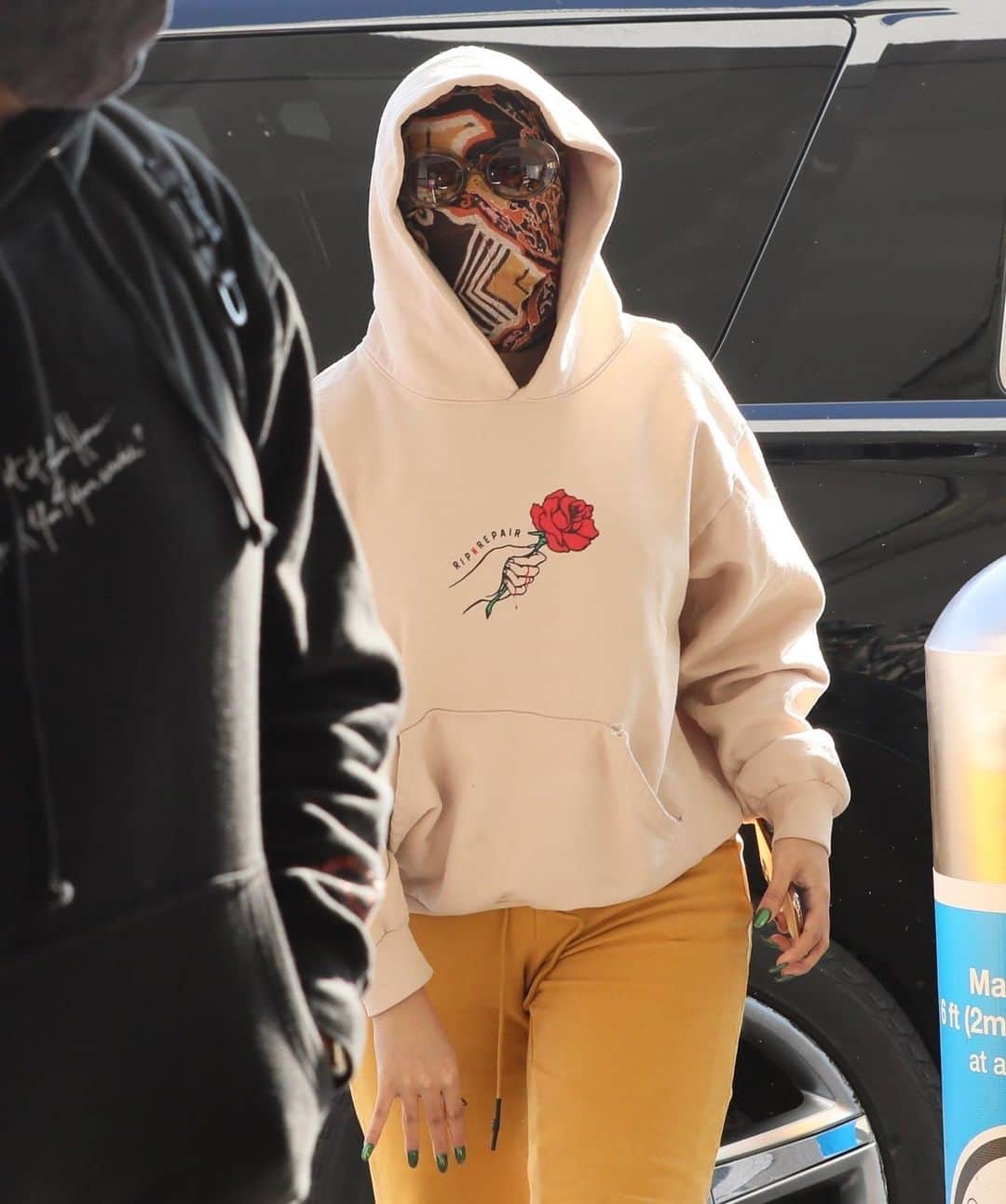 Just Jaredさんのインスタグラム写真 - (Just JaredInstagram)「@iamcardib covers up while hopping a flight at LAX before Thanksgiving. #CardiB  Photos: Backgrid」11月26日 1時27分 - justjared