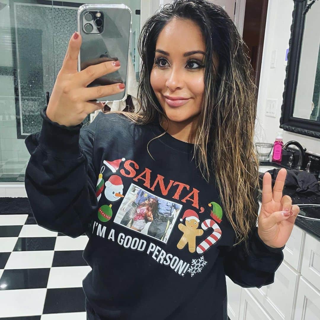 ニコール・ ポリッツィのインスタグラム：「NEW UGLY SWEATER DROP🎄🎅🏽 we sold out quick last year, so grab yours mawmas 💋  Link in story EDIT: WE WILL RESTOCK SOON!!」