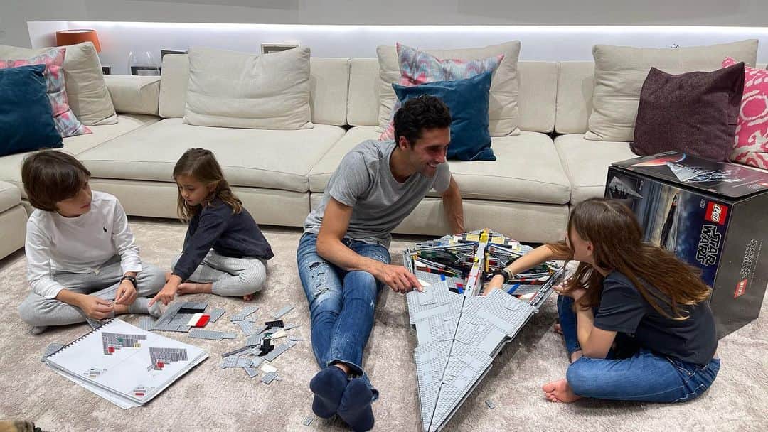 アルバロ・アルベロアのインスタグラム：「La vida es eso que pasa entre juego y juego 🙈 a mí estos no me dejan parar 😅 pero bueno, si hay algo que disfrutamos en esta familia es de estos ratos de juego, cada uno a su ritmo y a su manera, pero la cuestión es jugar y que desarrollen su creatividad e imaginación. Desde #LEGOEspaña nos han invitado a sumarnos a la campaña #ElJugueteEsEsencial porque este año van a ser unas navidades diferentes, tendremos que ser más previsores con las compras, más cuidadosos en las reuniones, cumplir las normas, pero los niños seguro que las vivirán con la misma magia de siempre. ✨」