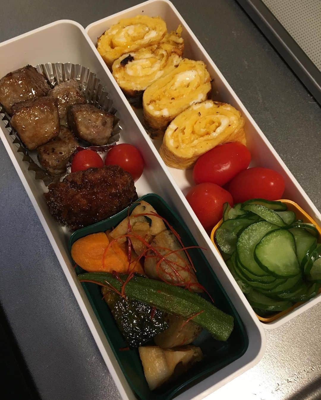 みりどる乙夜さんのインスタグラム写真 - (みりどる乙夜Instagram)「旦那さんのお弁当は、2段のお弁当箱におかず＋ご飯orおにぎりというスタイルでした🍱 毎朝作っていましたが、妊娠を機に食堂を利用してもらうようになりました😅 今でもサバゲやトレーニングの日は、たまに作ってみたりします。  #lunchbox #lunchboxideas #lunch #japanesefood #bento #bentobox #japanesebento #tamagoyaki #food #colorful #imadethis #formyhusband #quiche #stew #shovel #scooptype #spoon #お弁当 #お弁当記録 #ランチボックス #obentopark #大盛り #二段弁当 #卵焼き #ミニトマト #手作り #旦那さん弁当 #餃子の皮アレンジ #キッシュ #ポテサラ」11月26日 1時35分 - itsuya_miridoru