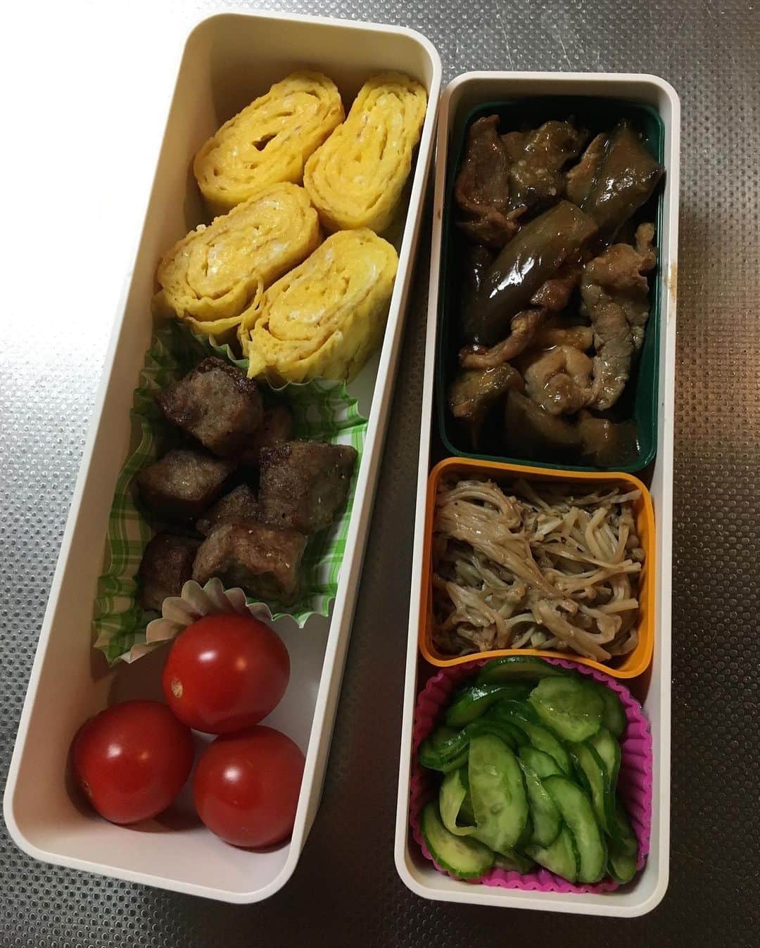 みりどる乙夜さんのインスタグラム写真 - (みりどる乙夜Instagram)「旦那さんのお弁当は、2段のお弁当箱におかず＋ご飯orおにぎりというスタイルでした🍱 毎朝作っていましたが、妊娠を機に食堂を利用してもらうようになりました😅 今でもサバゲやトレーニングの日は、たまに作ってみたりします。  #lunchbox #lunchboxideas #lunch #japanesefood #bento #bentobox #japanesebento #tamagoyaki #food #colorful #imadethis #formyhusband #quiche #stew #shovel #scooptype #spoon #お弁当 #お弁当記録 #ランチボックス #obentopark #大盛り #二段弁当 #卵焼き #ミニトマト #手作り #旦那さん弁当 #餃子の皮アレンジ #キッシュ #ポテサラ」11月26日 1時35分 - itsuya_miridoru