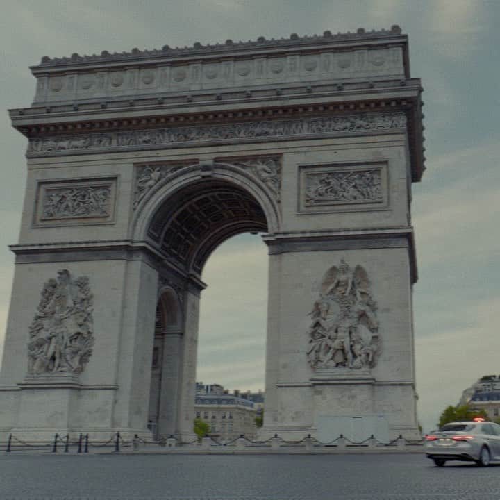 Longchampのインスタグラム：「A Parisian, a brit, a cat, a boy, a little flirt, and a moto ride in Paris is #TresParis. Link in bio to watch the full short film!  #LongchampTresParis  #Longchamp #ArcdeTriomphe  #TresParis en quelques mots : Une Parisienne, une Britannique, un chat, un homme, un flirt et un tour en moto dans Paris. Le court métrage complet en lien dans notre bio !」