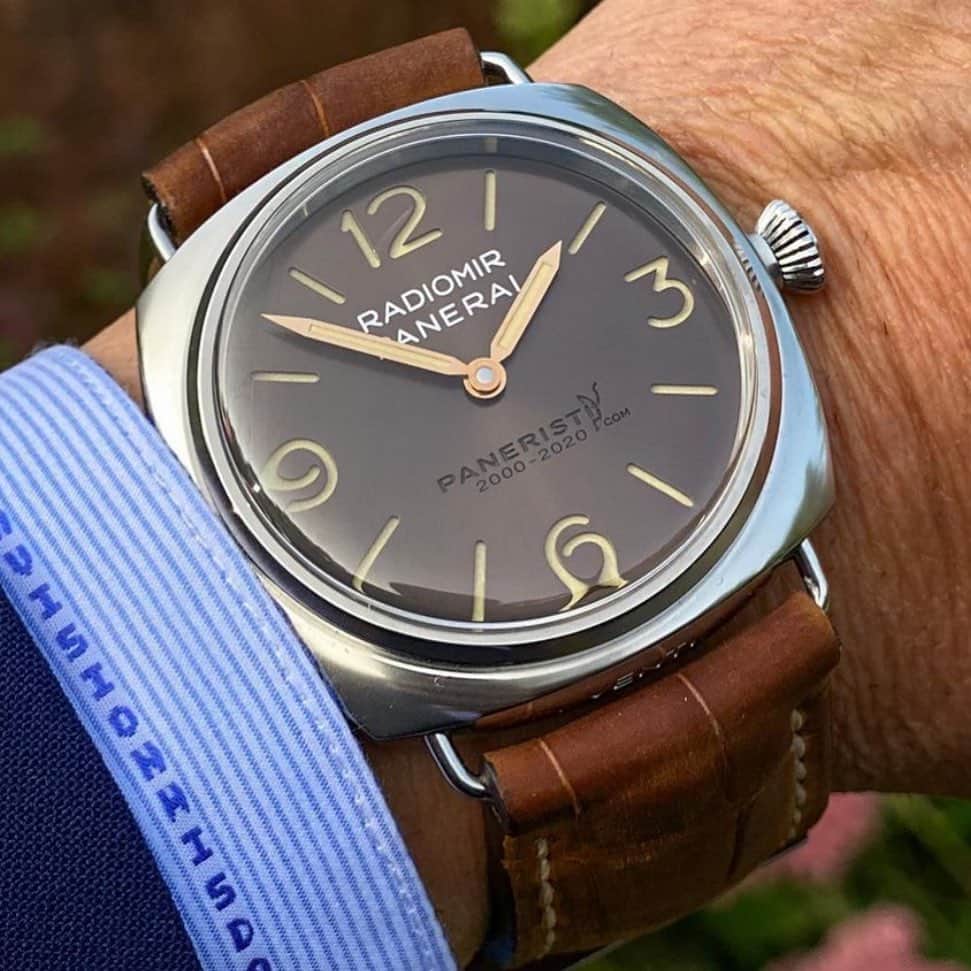 パネライのインスタグラム：「What are your thoughts on the latest Paneristi edition celebration 20 years now that we can see it in the flesh? This is the #PAM2020, it’s a 45mm Radiomir with a brown sunburst dial and gold hands. Pic by buddy @leica_time #paneraicentral」