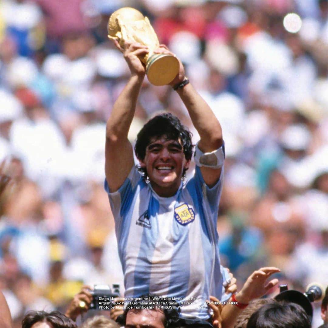 のインスタグラム：「Te recordaré siempre así con esa sonrisa... como la que me sacabas a mi cada vez que veía tus jugadas. Le alegraste la vida a millones de argentinos y a millones de amantes del fútbol ... por eso hoy no me quiero poner triste por tu pérdida, quiero pensar que te vas a un mejor lugar donde puedas estar tranquilo y descansar en paz...Porque eso te lo tenes más que ganado. Siempre estarás en mi corazon D10S y nunca dejare de idolatrarte. #maradona #dep」
