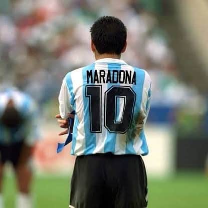 ウィリアム・アルジョナのインスタグラム：「Se va uno de los mejores 10 de la historia del fútbol! #quemviuviu #lamanodedios」