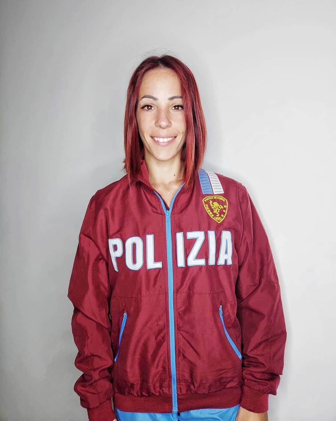 ニコーレ・デラ・モニカのインスタグラム：「“La violenza di genere è un crimine odioso che trova il proprio humus nella discriminazione, nella negazione della ragione e del rispetto. Una problematica di civiltà che, prima ancora di un’azione di polizia, richiede una crescita culturale. E’ una tematica complessa che rimanda ad un impegno corale. Gli esperti parlano di approccio olistico, capace di coinvolgere tutti gli attori sociali, dalle Istituzioni, alla scuola, alla famiglia”.  (Il Capo della Polizia, Direttore Generale della Pubblica Sicurezza, Franco Gabrielli)   Oggi, 25 novembre 2020 è passato poco più di un anno dall'approvazione di quel "Codice Rosso" e purtroppo i dati relativi ai crimini di violenza di genere oggi non sono di certo buoni. Nei mesi trascorsi in questo 2020 sì sono verificati più casi rispetto al 2019. Non bisogna aver paura di chiedere aiuto, dobbiamo ricordarlo perché qualcuno che può aiutare c'è!   #poliziadistato #fiammeoromoena #fiammeoro #giornatainternazionalecontrolaviolenzasulledonne #25novembre #stopallaviolenzasulledonne」