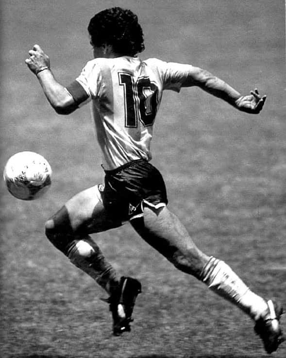 カロライナディークマンのインスタグラム：「gênio. gigante. descanse. #maradona 🤍」