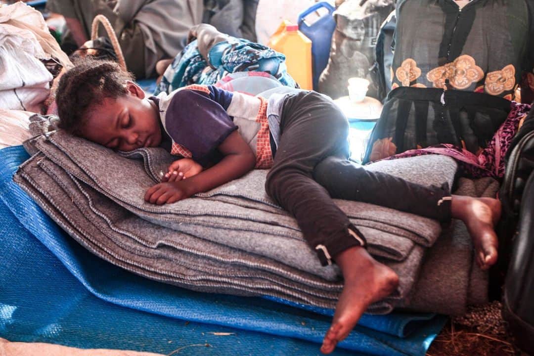 unicefさんのインスタグラム写真 - (unicefInstagram)「Exhausted, confused and a long way from home. This girl has fled with thousands of others from brutal violence in Tigray, Ethiopia to a refugee camp in Sudan. On arrival, families face overcrowded camps amidst a COVID-19 pandemic. ⠀ ⠀ UNICEF is on the ground, working to reach refugee children with safe water, nutrition and psychological support. More than anything, the children of Tigray need peace. ⠀ ⠀ We are calling on all parties to the conflict to adhere to international humanitarian law and to protect children from harm. ⠀ © UNICEF/UN0371489/Hamid/AFP」11月26日 1時45分 - unicef