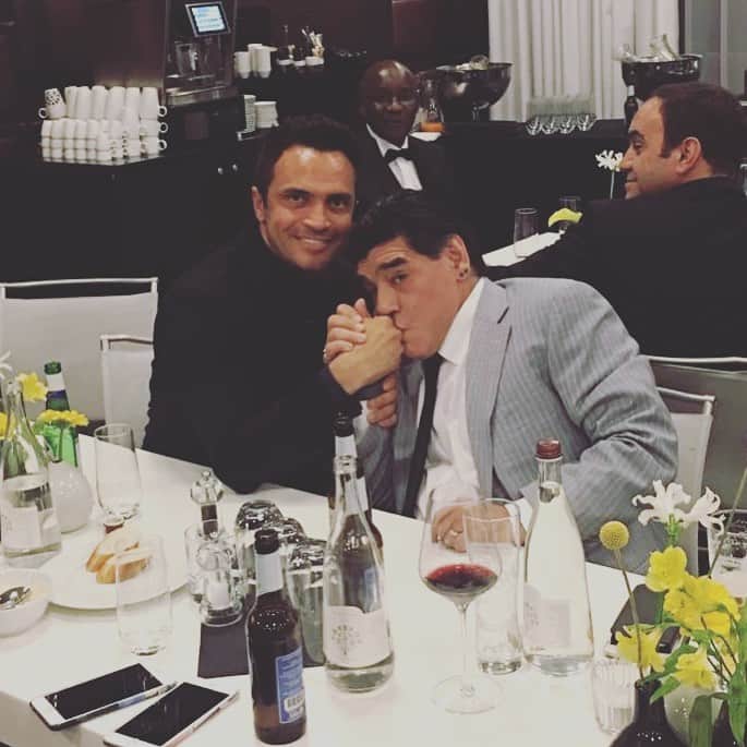 アレッサンドロ・ローザ・ヴィエイラのインスタグラム：「O mundo e o futebol chora!   Descanse em paz maradona 🇦🇷 🌍」