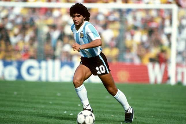 ヤニク・ボラシエのインスタグラム：「Wow! 😪😓 RIP to a Real LEGEND!!!! #Maradona 🕊💫⚽️ 🙏🏿」