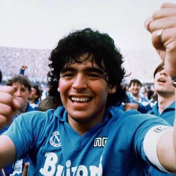 のインスタグラム：「La prima volta che si indossa questa maglia, il pensiero non puó che andare a te e a quello che hai rappresentato. Sei stato passione, ispirazione e talento unico. Buon viaggio Dio del calcio riposa in pace. #Maradona 🙏💙😢」
