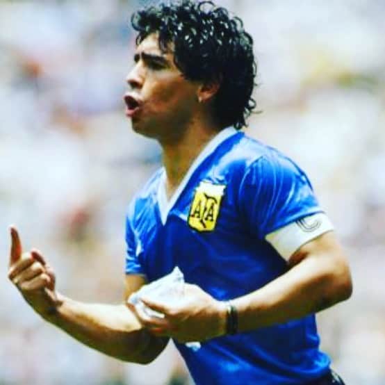 カルレス・プジョルのインスタグラム：「Descansa en paz, amigo. Un abrazo muy fuerte para su família y para el pueblo argentino. 💙🇦🇷」