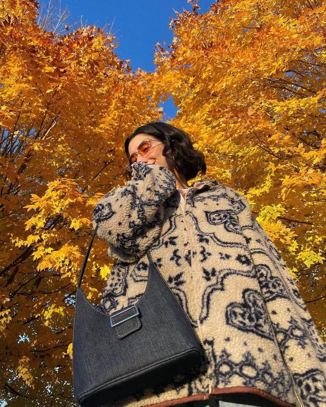 Urban Outfittersさんのインスタグラム写真 - (Urban OutfittersInstagram)「It's a customer favorite for good reason. @aprillockhart wears the BDG Damask Jacket—tap to shop! #UOonYou」11月26日 1時50分 - urbanoutfitters