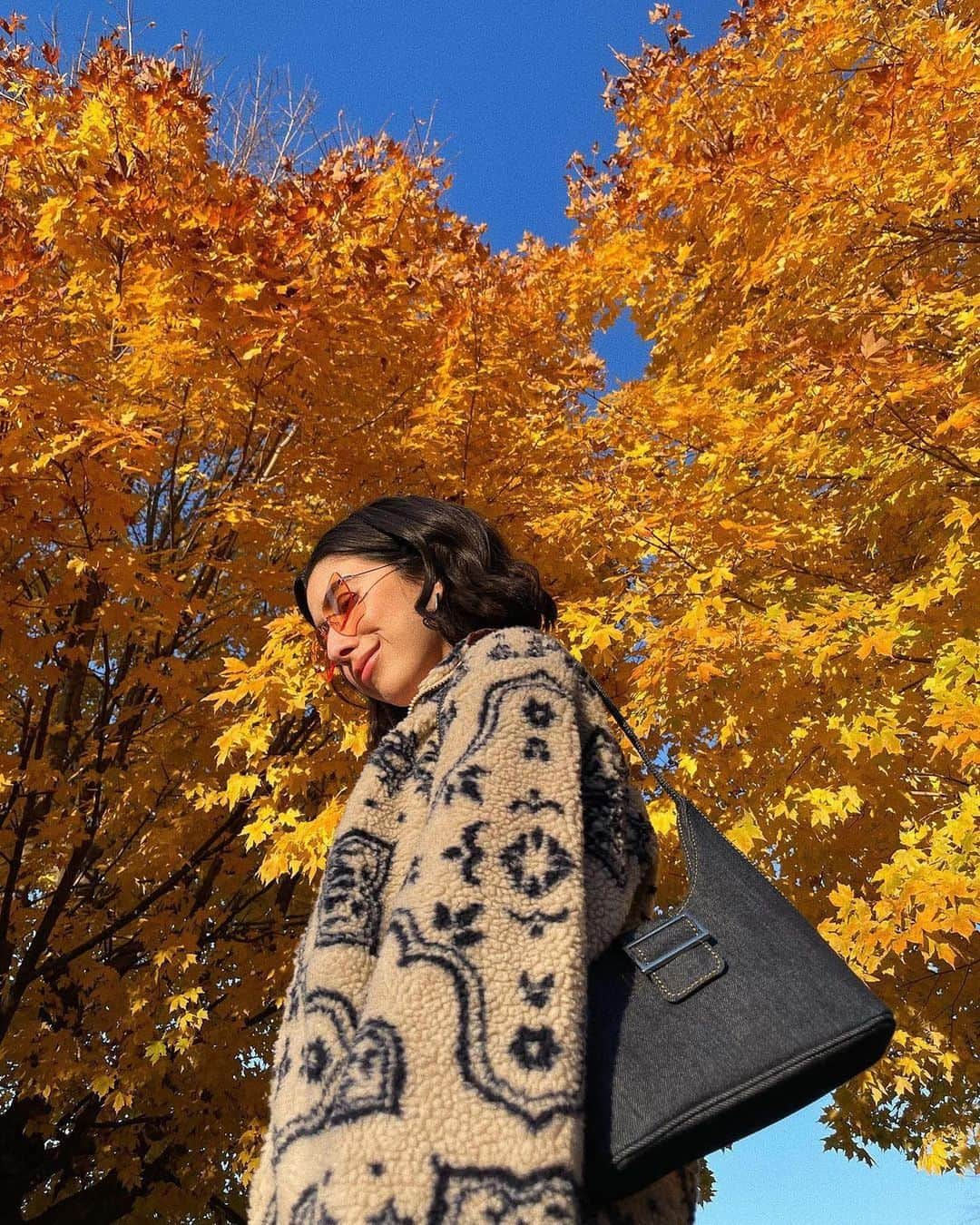 Urban Outfittersさんのインスタグラム写真 - (Urban OutfittersInstagram)「It's a customer favorite for good reason. @aprillockhart wears the BDG Damask Jacket—tap to shop! #UOonYou」11月26日 1時50分 - urbanoutfitters