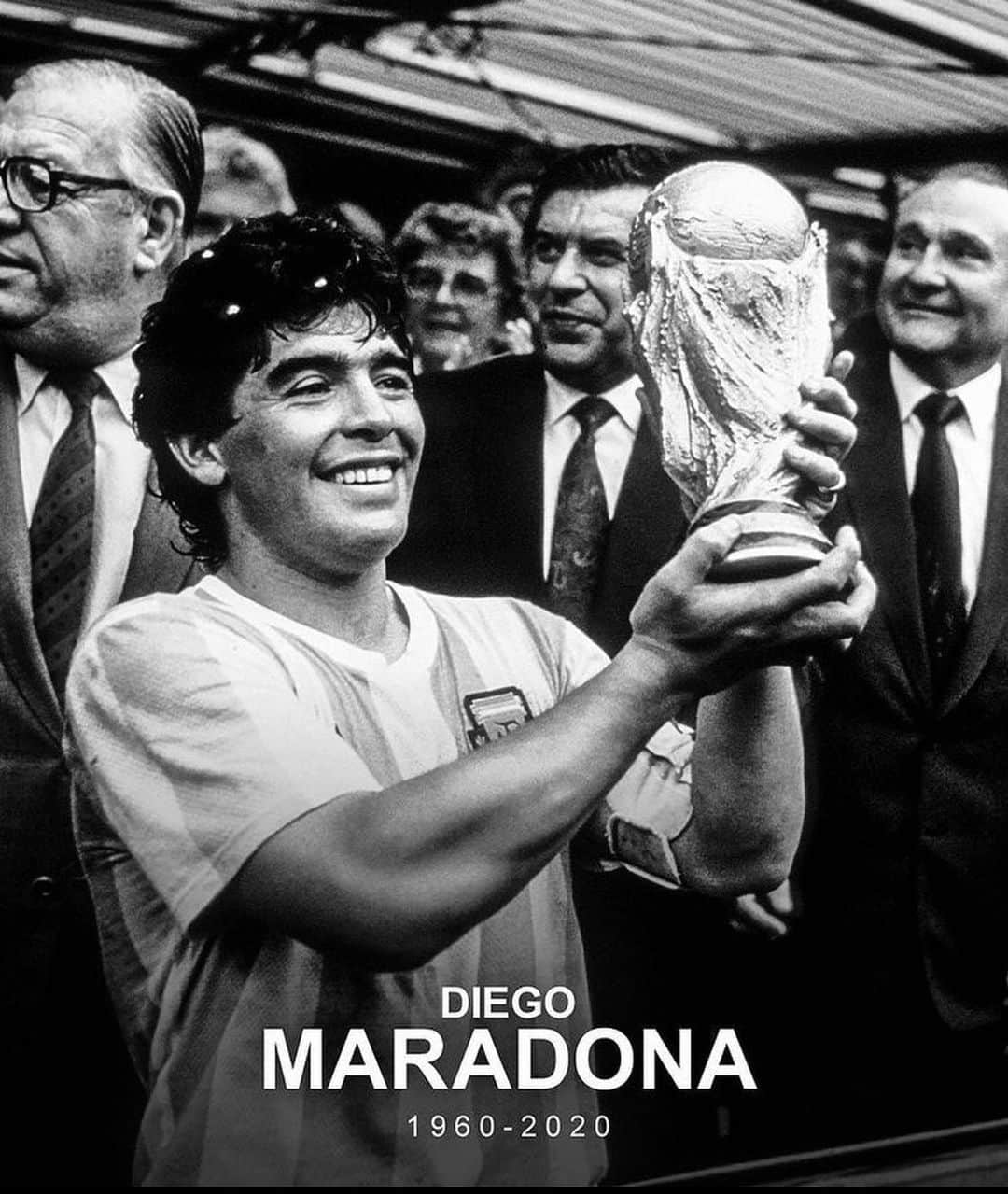 ディディエ・ドログバのインスタグラム：「R.I.P. Idolo 💔 @maradona」