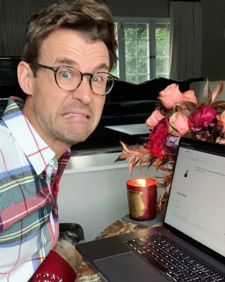ブラッド・ゴレスキーのインスタグラム：「It’s my favorite time of the year! Tackling my holiday shopping lists and I’m so savvy to have partnered with @capitalone Shopping. I’ll pick out the perfect gift for Gary, Theo & Alice, while Capital One Shopping instantly searches for available coupon codes and automatically applies them. It’s kinda genius!」