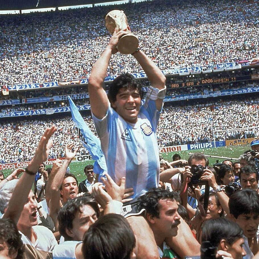 ASローマさんのインスタグラム写真 - (ASローマInstagram)「A genius with the ball at his feet, and undoubtedly one of the greatest to ever play the game. ⁣  ⁣ His legacy will live on forever. ⁣  ⁣ Rest in peace, Diego Armando Maradona. 🙏⁣ ⁣ Eterna leggenda del calcio mondiale. Ciao Diego.⁣⁣ ⁣⁣ #ASRoma」11月26日 1時59分 - officialasroma