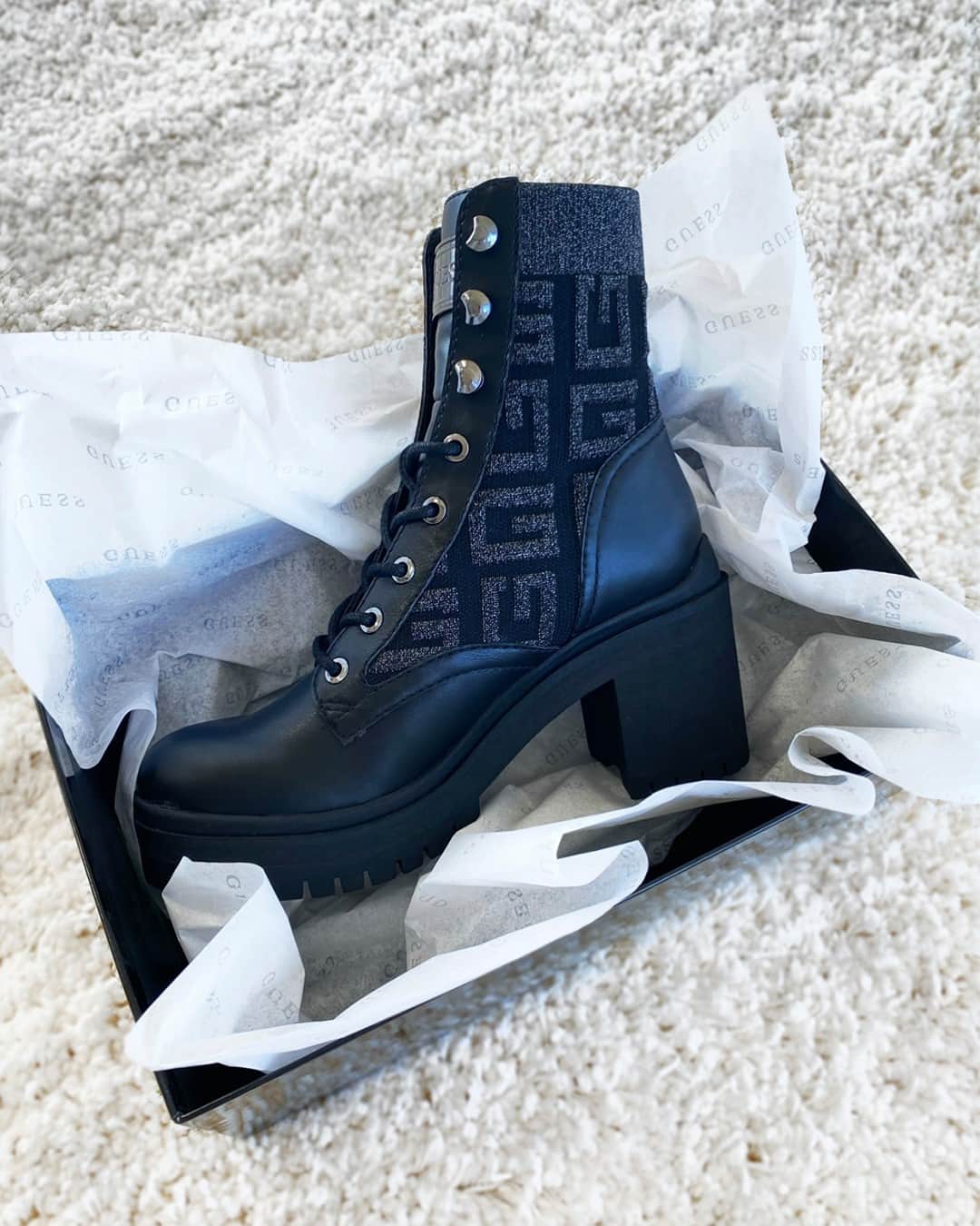 ゲスのインスタグラム：「gift yourself ✔️ or tag someone to drop the hint! link in bio to shop #blackfriday early #GiftMeGUESS」