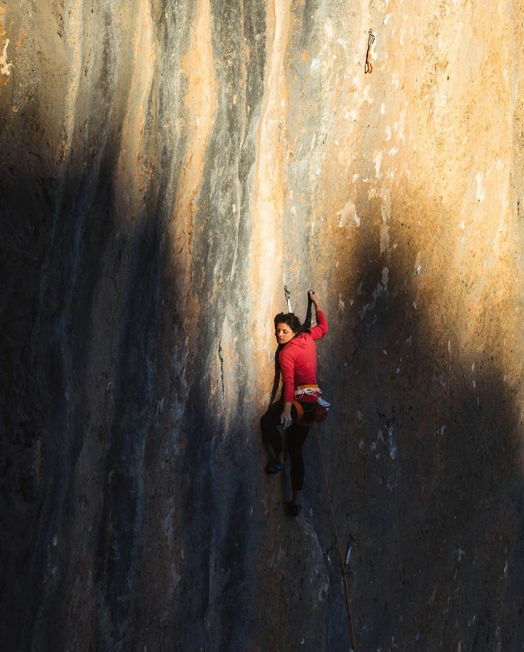 ニナ・カプレツのインスタグラム：「My absolute favourite ❤️  #verdon #classics #8a   📸 @jeremy_bernard_photography   @petzl_official @arcteryx @scarpaspa @arkose.climbing」