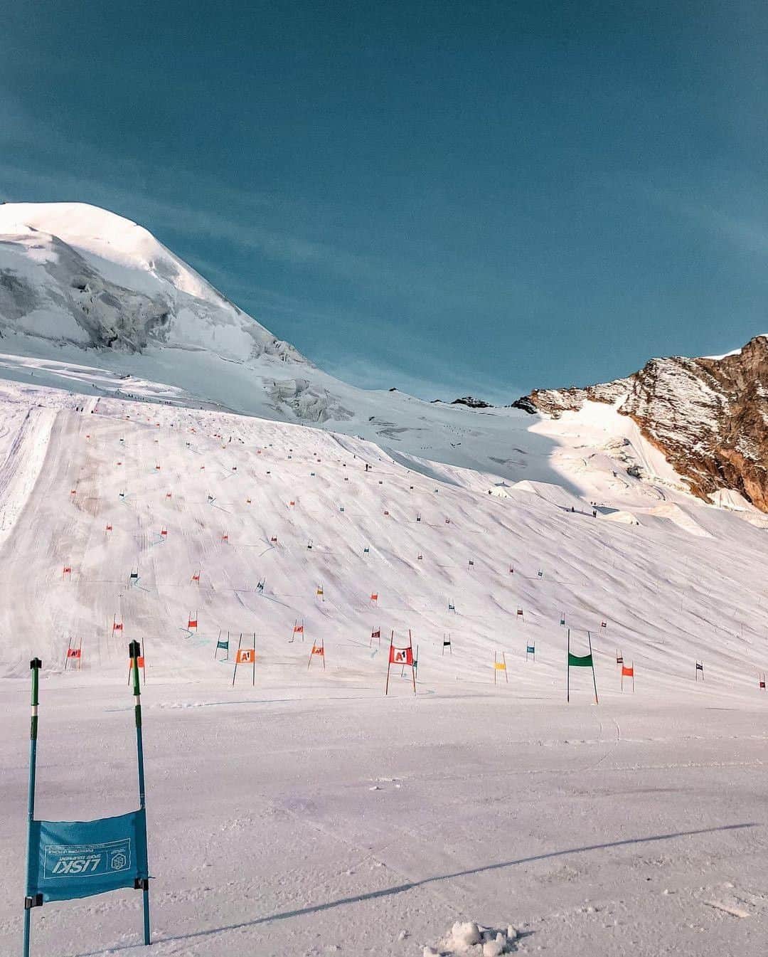 アルピナさんのインスタグラム写真 - (アルピナInstagram)「Blue sky and white snow ❄️ our ambassador @irenecurtoni is ready for a new exciting season!  #AlpinaWatches #ReachYourSummit #AlpinaFamily   . . . . .  #alpinist  #climbing  #alpinism  #mountaineering  #alpinismo  #climb  #mountaineer  #mountains  #mountain  #alps  #adventure  #nature  #snow  #skier  #skiing  #photooftheday  #winteriscoming  #holiday  #photography  #wintersport  #skilife  #fun  #skiingislife  #sport  #travel」11月26日 2時00分 - alpinawatches