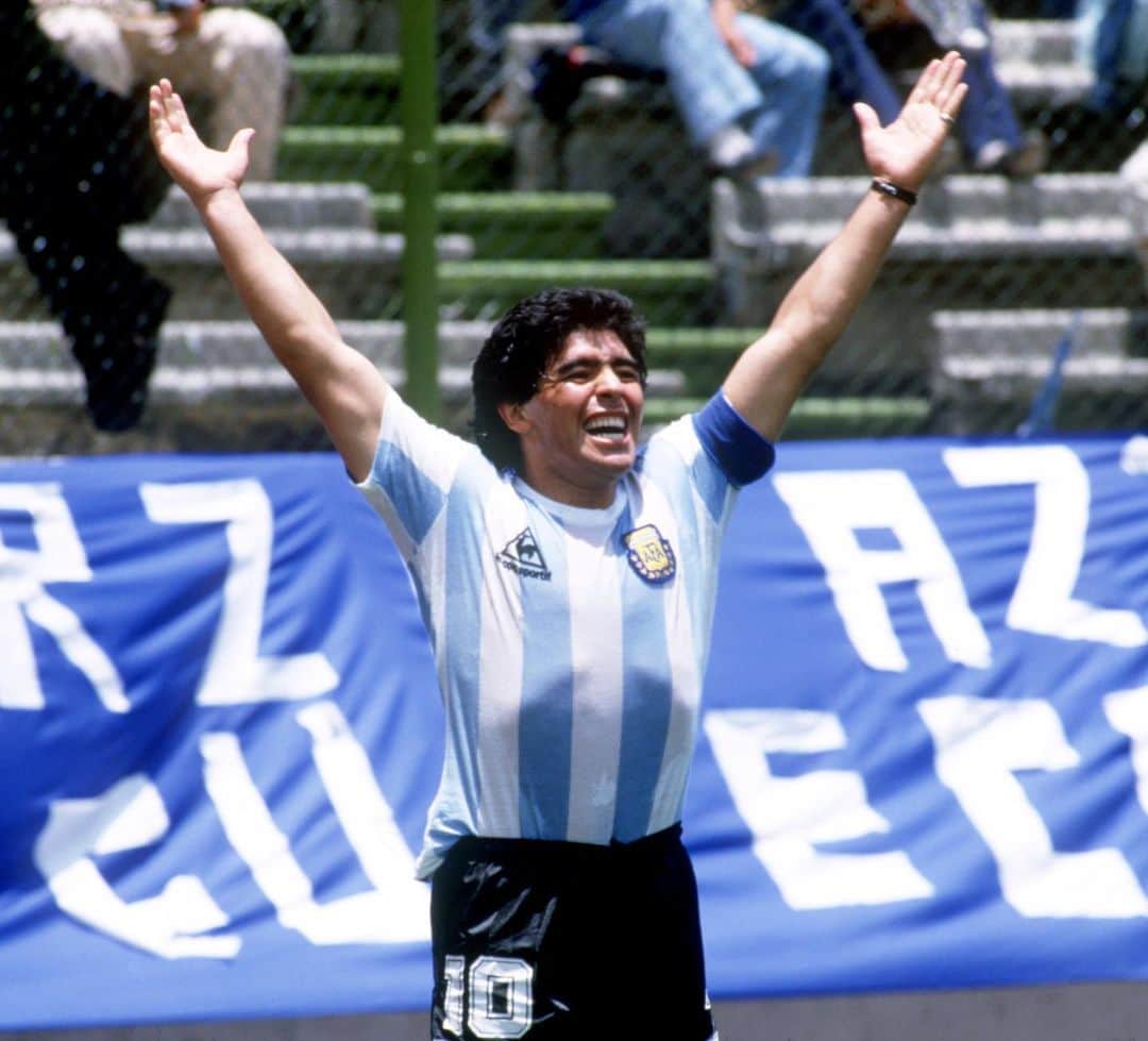 セオ・ウォルコットのインスタグラム：「RIP Diego, a true footballing icon.」