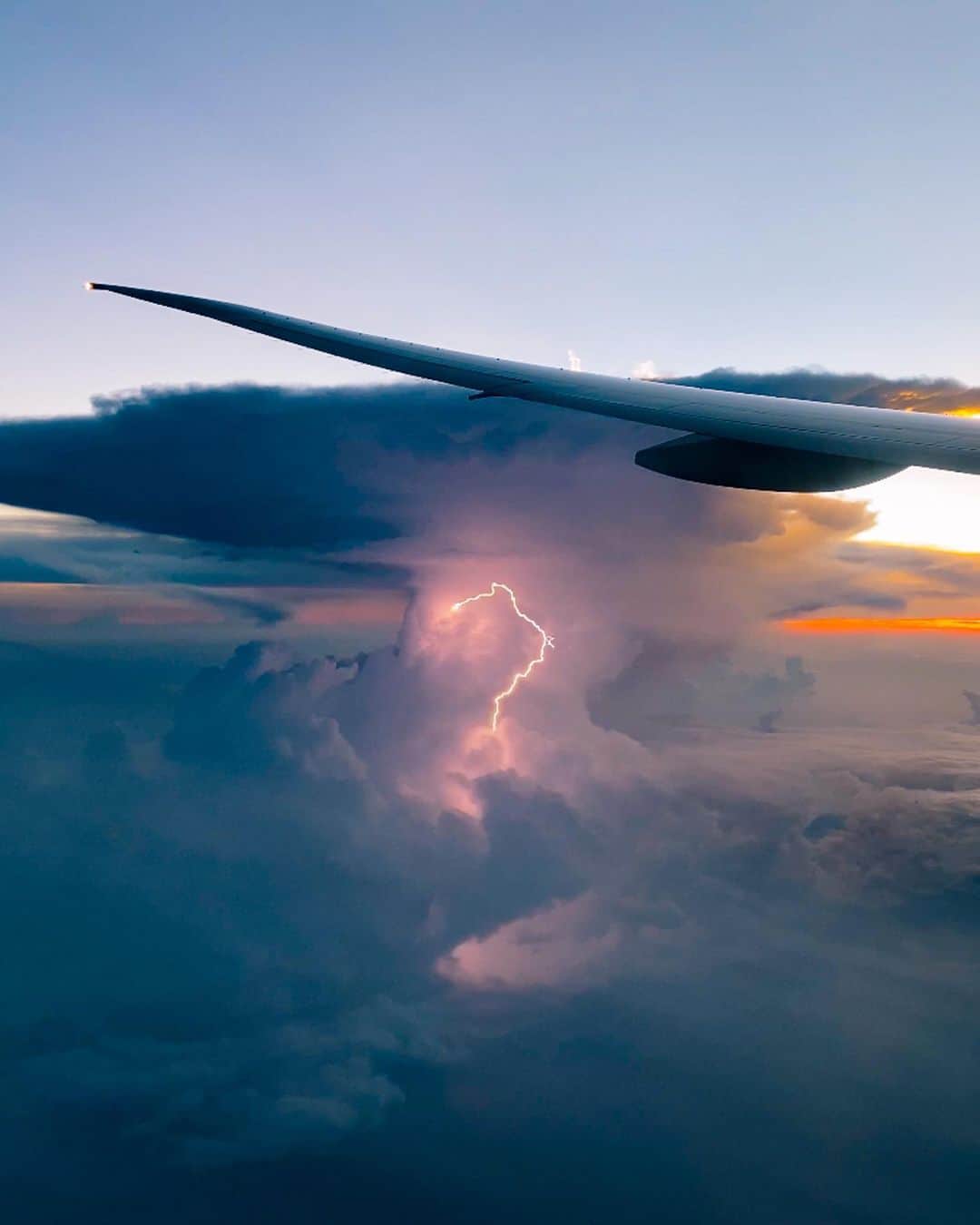 appleさんのインスタグラム写真 - (appleInstagram)「"I was flying over the Malacca Strait when I saw this isolated lightning cloud and started continuously shooting photos and videos. I got lucky with this one amazing bolt, which I felt resembled a giant question mark in the sky.”  #ShotoniPhone by Sam J. @samjsn」11月26日 2時01分 - apple