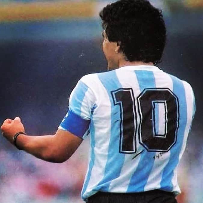 セルタ・デ・ビーゴさんのインスタグラム写真 - (セルタ・デ・ビーゴInstagram)「Se va una leyenda del fútbol mundial. Un genio “pegado a una pelota de cuero”. 🙏 Descanse en paz, Diego Armando Maradona.」11月26日 2時03分 - rccelta