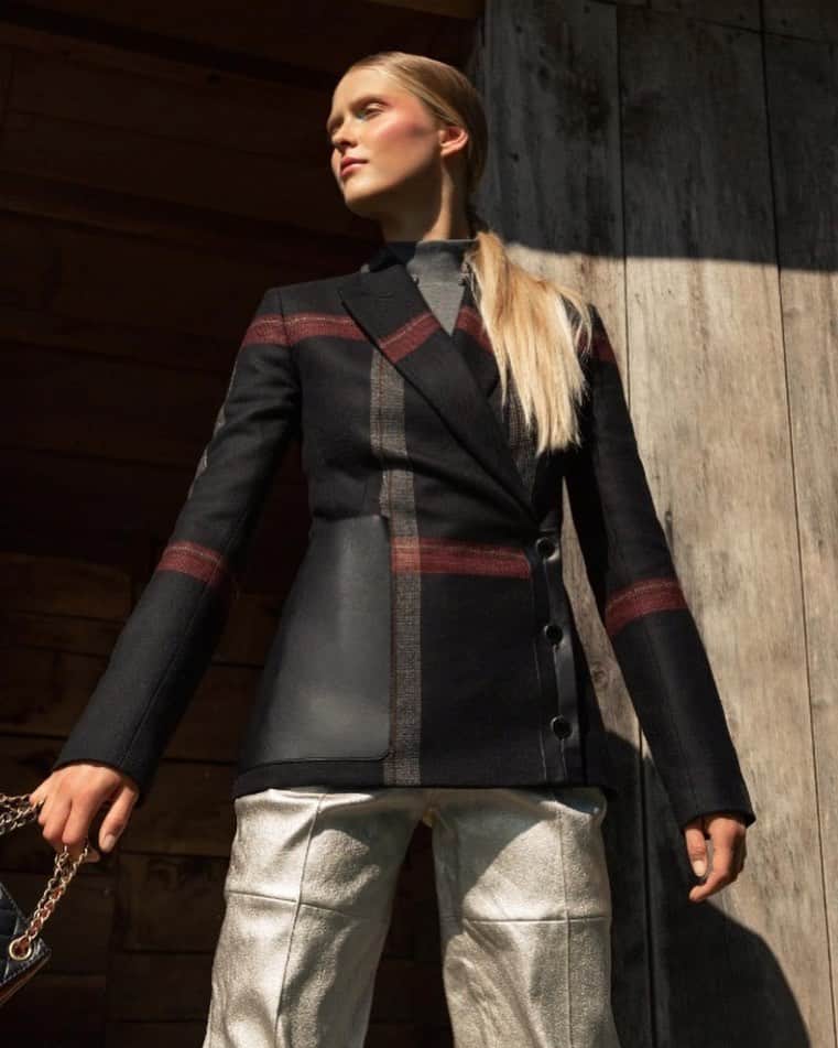 のインスタグラム：「A gold moment for #vanityfairitalia #december2020 Featuring our gold leather pants from #jitrois #bertillekerebel photographed by #JeremyJakubowicz  Styled by #charlotteneuwels  Hair stylist #richardbajon Make-up #SarahCourroy Thanks to #mlleagency」