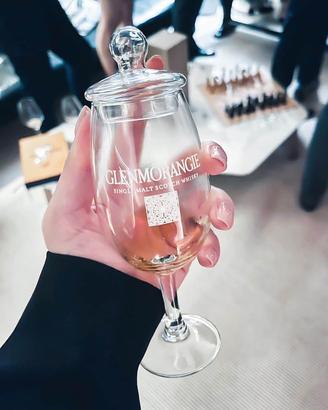Ruby Kwanのインスタグラム：「#Throwback to last week, tasting all the @Glenmorangie Prestige Range whiskies at the #TatlerHouse. Highlight of the day was the #Glenmorangie Truffle Oak Reserve, which was crafted 10 years in Bourbon casks and another 16 years in truffle oak casks. These truffle oak were sourced from the Germany’s Black Forest where all the truffles were grown together with the oak. Only 1000 bottles of this rare 26-years-old whisky exist, and only 12 bottles left in Hong Kong. The taste was so rich and strong. Just a sip can already experience the complexity of this rare old whisky. 🥃 #rougeclosetlifestyle #GlenmorangieTruffleOakReserve #GlenmorangieGrandVintageMalt1991 #GlenmorangieGrandVintageMalt1996」