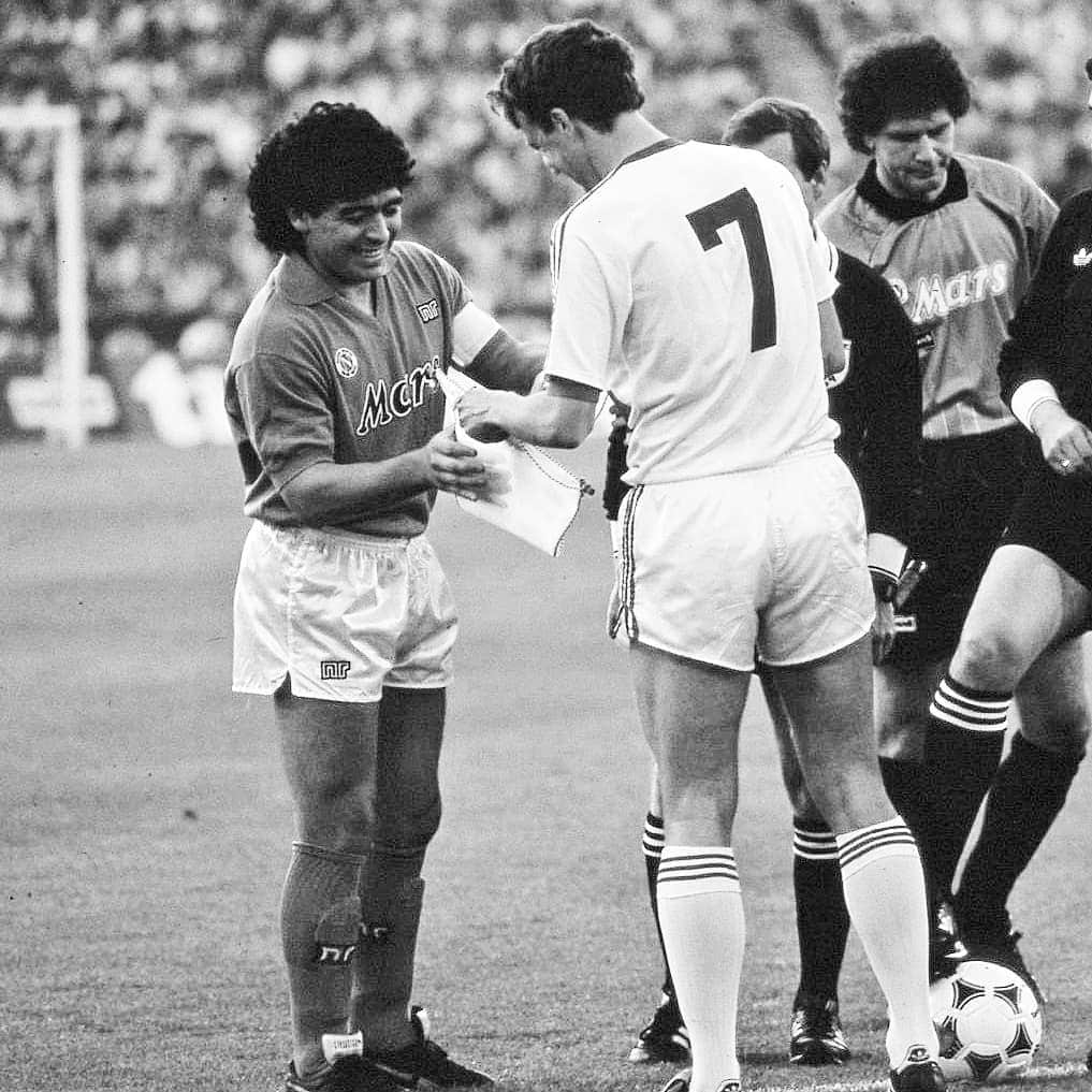 VfBシュトゥットガルトさんのインスタグラム写真 - (VfBシュトゥットガルトInstagram)「Der #VfB trauert um Diego Armando Maradona. Ruhe in Frieden.   #maradona #legende #argentina」11月26日 2時14分 - vfb