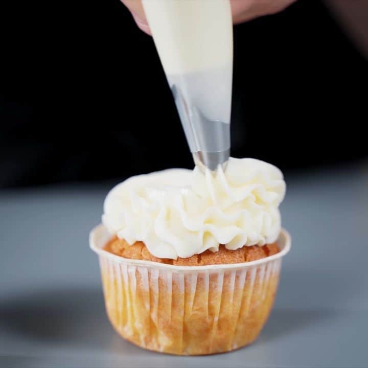 オリガ・ノスコワのインスタグラム：「I would love for you to try my new recipe🤗. . We filmed this tutorial in the kitchen of the new MEGALAB space in MEGA  @mega_for_ufa . . In this video class, I will show you how to make tender carrot cupcakes that will melt in your mouth! In addition, I will teach you everything you need to know about working with thickeners, such as agar agar, which we will use to make citrus gel. That will be the filling for these carrot cupcakes🥕. . The result will be incredibly delicious and worth every penny👌. . All of this for $47. . Within the next 48 hours, you can purchase the tutorial with a 20% discount. Just make sure you use the following code at checkout: carrot20off . . Follow the links in bio and in the ‘Pastry school’ collection in my Story Highlights to access the tutorial.  . Start surprising everyone with your culinary talents! . Я очень хочу, чтобы вы попробовали мой новый рецепт🤗. . Сьемка проходила в кухне нового пространства МЕГАЛАБ в МЕГЕ  @mega_for_ufa . . Я делаю нежные морковные капкейки, которые просто тают во рту! Более того, я поделюсь с вами техникой, как освоить загустители, такой как например, агар-агар, и сделаю с его помощью цитрусовый гель. Это будет начинка для морковного капкейка🥕. . Это умопомрачительно вкусно, и стоит каждой копейки.  . Все это доступно за $ 47 . . При покупке в течении 48ч даю скидку 20% - код carrot20off . . Ссылка в профиле и в актуальных сторис в папке Pastry school. . Начните удивлять всех своими кулинарными способностями! .」