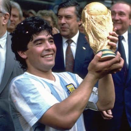 のインスタグラム：「Se ne va il dio del calcio.. grazie di tutto Diego」