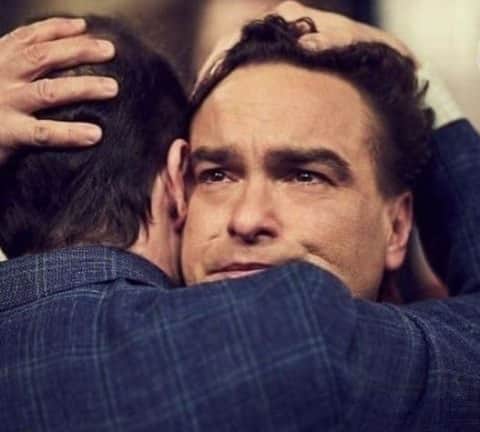 ビッグバン★セオリーのインスタグラム：「😥 Who else loved this moment? . . . @therealjimparsons @kaleycuoco @sanctionedjohnnygalecki @missmayim @themelissarauch #competition #giveaway #johnnygalecki #mayimbialik #kaleycuoco #melissarauch #simonhelberg #jimparsons #jerryoconnell #kunalnayyar #leonardhofstadter #amyfarrahfowler #pennyhofstadter #bernadettewolowitz #sheldoncooper #thebigbangtheory #bigbangtheory」