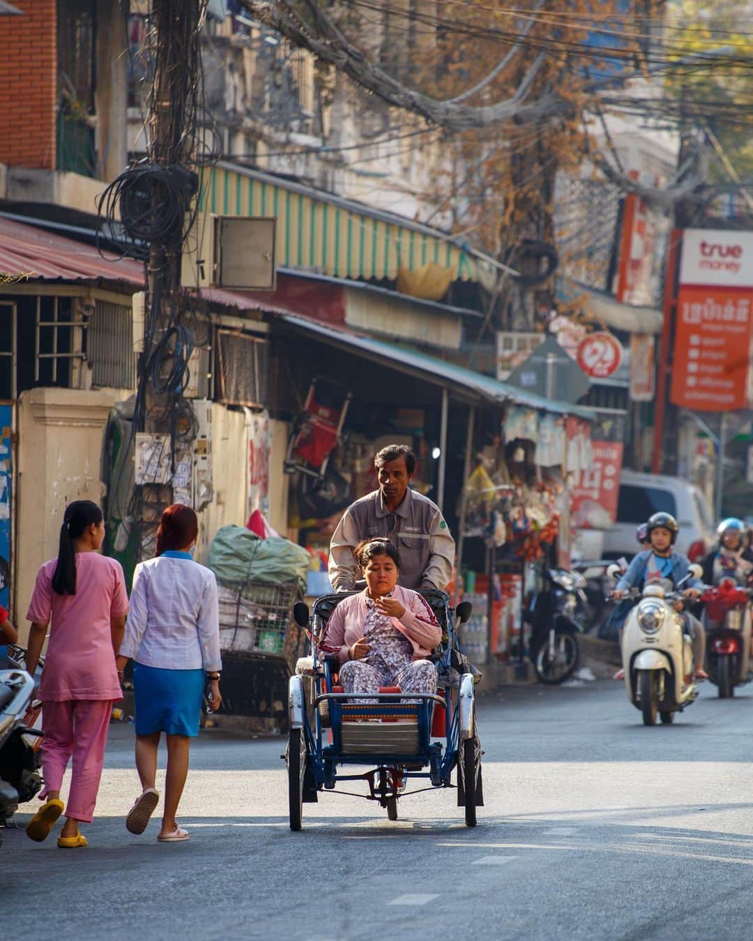 Shunsuke Miyatakeのインスタグラム：「Rush hour in Phnom Penh, Cambodia」