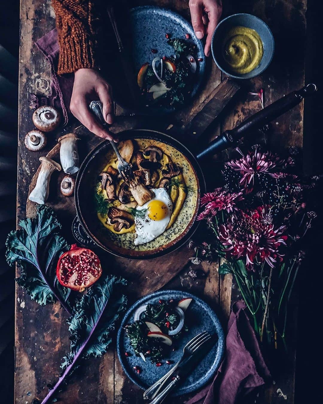 Our Food Storiesのインスタグラム：「One of our favorite recipes right now - this simple and delicious gluten-free dutch baby with hummus, mushrooms and egg😋 Get the recipe on the blog, link is in profile. #ourfoodstories  ____ #gatheringslikethese #fellowmag #simplejoys #onthetable #foodstylist #foodphotographer #germanfoodblogger #momentslikethese #countrysideliving #dutchbaby #glutenfreefood #glutenfreerecipes #glutenfri #glutenfrei #lunchrecipes #breakfastideas」