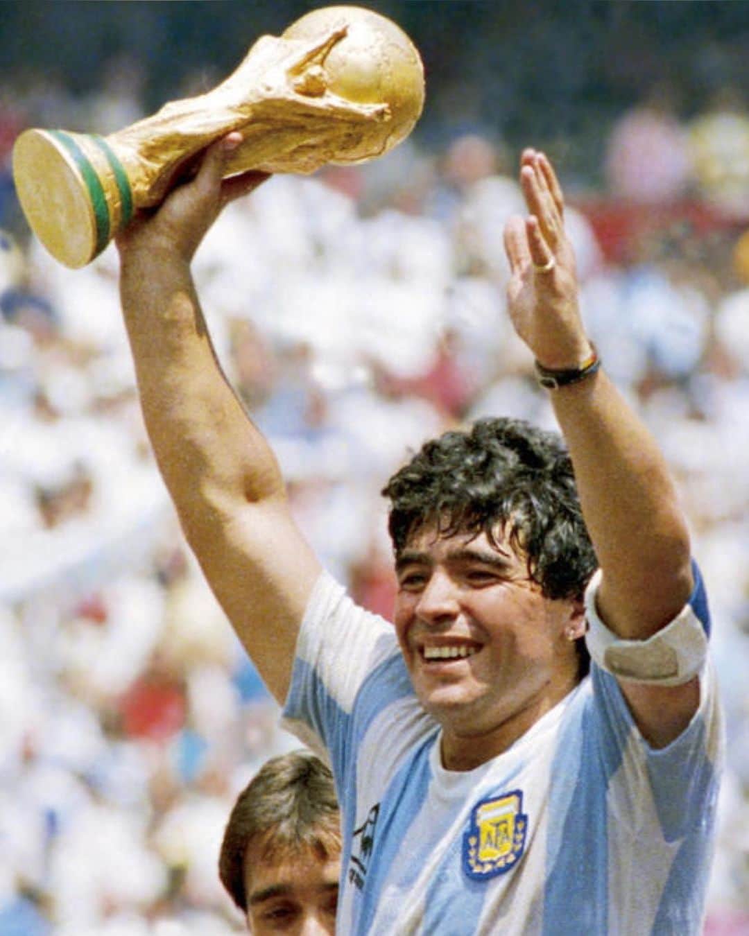 ショーン・ガルニエのインスタグラム：「RIP !  My first inspiration in football !!!  Maradona the first football player who was doing freestyle before any game ! Inspired a lot of freestyler to start ...   RIP ! Ma première inspiration dans le football !!! Maradona le premier joueur au monde à faire du freestyle avant chaque match ! Il a inspiré énormément de freestyler à commencer...  #rip #maradona #legend #football」