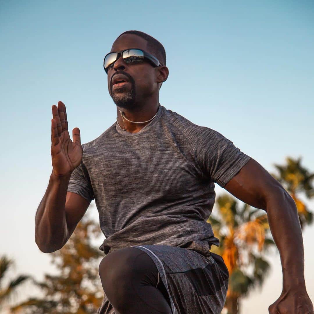 BOSEさんのインスタグラム写真 - (BOSEInstagram)「Raise your hand if you're following @SterlingKBrown's lead and doing your own #TurkeyTrot this year! #BoseFrames 🕶️🎵」11月26日 2時12分 - bose