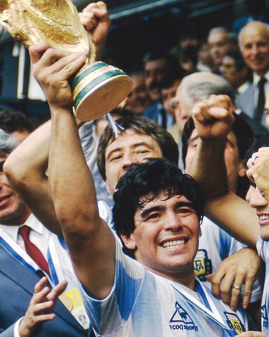 マリアーノ・イスコのインスタグラム：「“Si me muero, quiero volver a nacer y quiero ser futbolista. Y quiero volver a ser Diego Armando Maradona.  Soy un jugador que le ha dado alegría a la gente y con eso me basta y me sobra.” - Diego.  Oggi è morto il futbol. Buon viaggio Diego...  #Maradona」