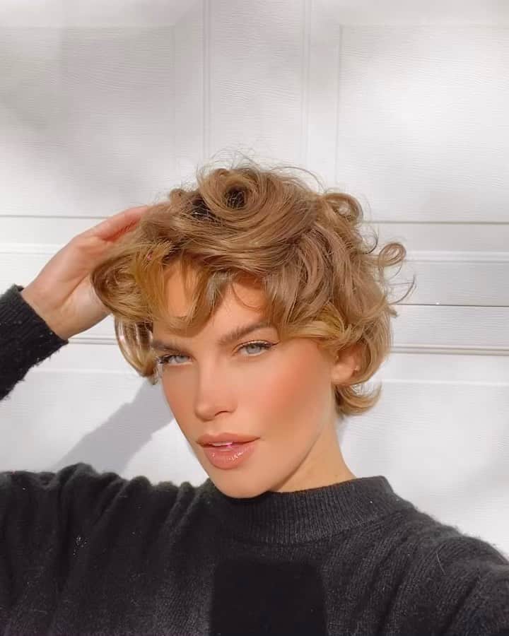 ストーミ・ヘンレイのインスタグラム：「Not hating this old timey hair🌝 I used my @pureology hydrate shampoo and conditioner + the style and protect mist💦💛」