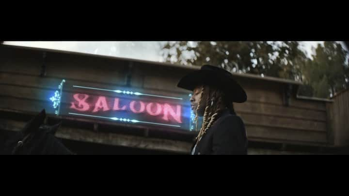 タイ･ダラー･サインのインスタグラム：「Mooviieeeee ! #Spicy @postmalone video out now! 🤠🤠 Special thanks uncle @snoopdogg ! #featuringtydollasign」