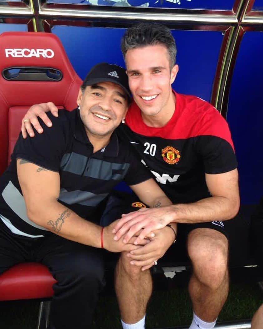 ロビン・ファン・ペルシのインスタグラム：「My hero when I grew up.. Feeling thankful I had the opportunity to meet you a few times. An unbelievable player and a real joy to watch. But also an extremely warm and friendly person off the pitch. A true inspiration for myself and many others. Your legacy will live on forever. Rest in Peace Diego ❤️⚽」