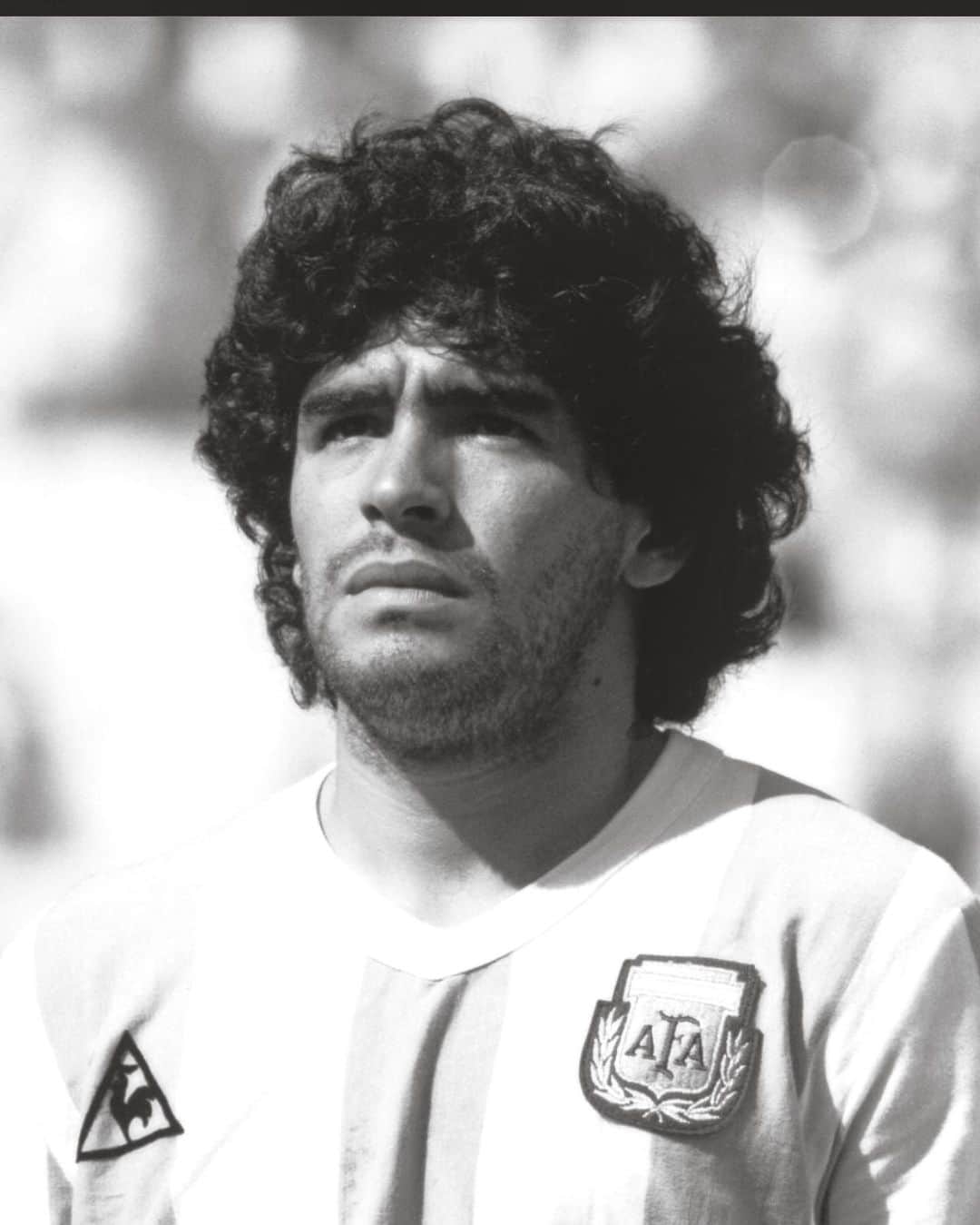 ルーカス・レイヴァのインスタグラム：「RIP Diego ... a legend of the game !!」