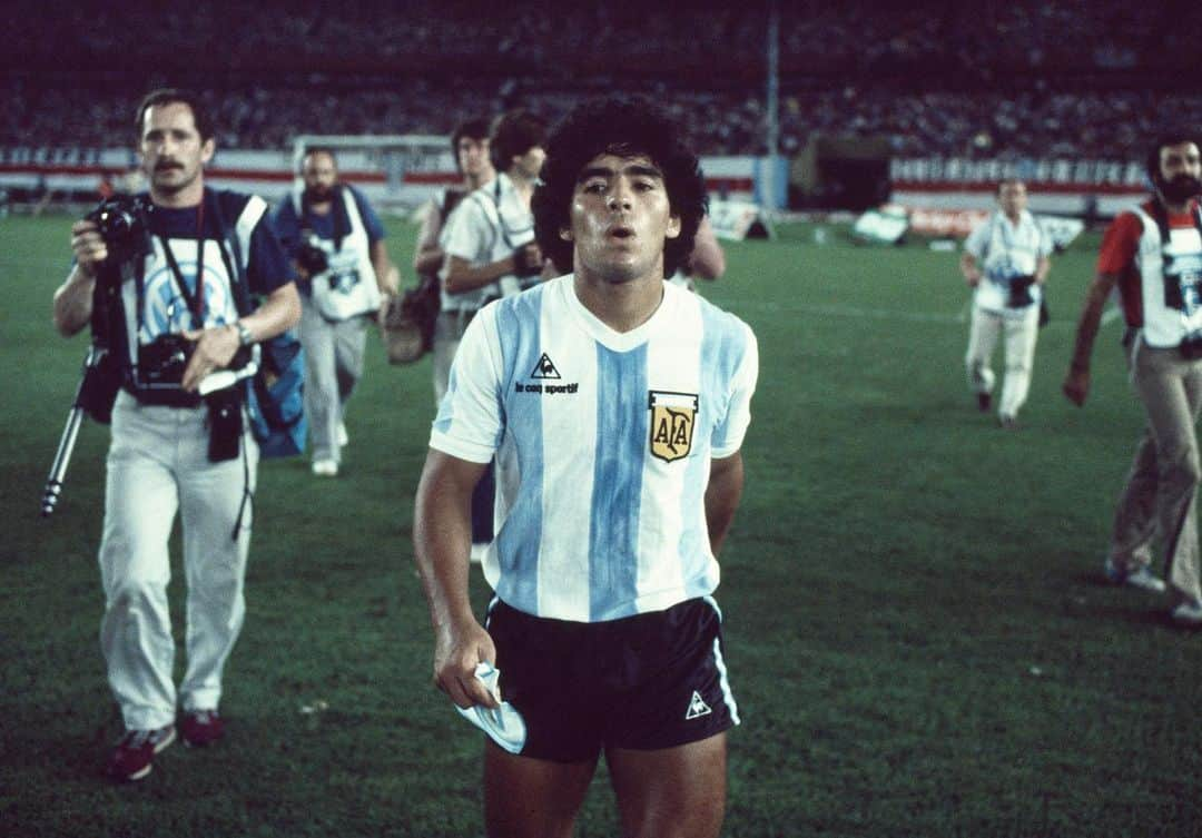 チェルシーFCさんのインスタグラム写真 - (チェルシーFCInstagram)「A genius of his art. A master of our game. One of the all-time greats.  Rest in peace, Diego Maradona. 💙」11月26日 2時17分 - chelseafc