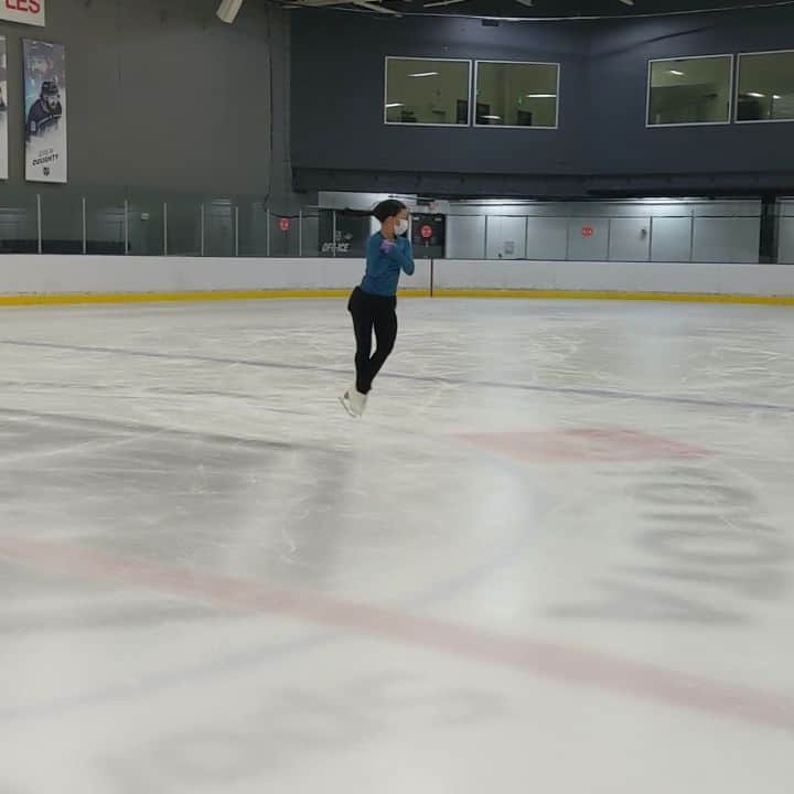 ベアトリサ・リャンのインスタグラム：「Oh hey, double loop, nice to meet you! Congratulations, Jessie! I'm so proud of you 🤩  #proudcoach #coachlife #usfigureskating #figureskating #iceskating #doubleloop #jump #milestones #hardwork #bam」