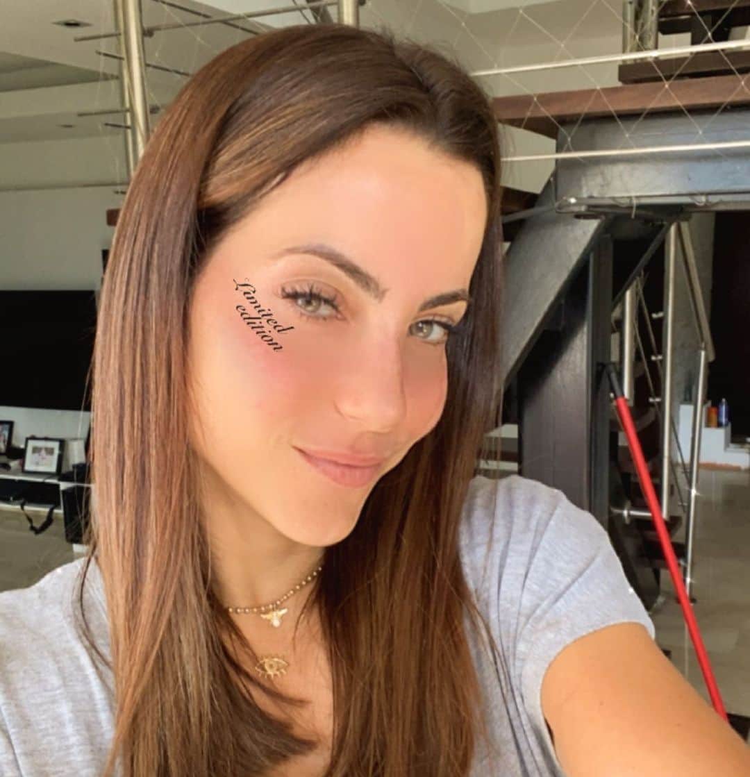 のインスタグラム：「Pasaba por aquí a saludar 👋🏻 mi gente linda,  decirles que cada uno es edición limitada .  Tenemos defectos, virtudes, pero lo importante es avanzar 🚶🏻‍♀️. Mejorar lo que se debe y sacarle provecho a eso maravilloso que te caracteriza.   El amor propio es la clave y quizá no te diste cuenta aún,  que tus deseos no sean más grandes que la lealtad.   Feliz Miércoles 🙏   PD: que no se diga que no barro y limpio. Ya vieron la escoba 🧹 🤣  #paulabevilacqua」