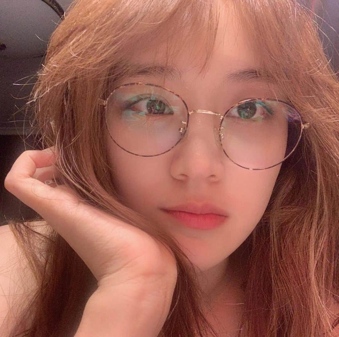 チョン・ユミンのインスタグラム：「안경 쓰고 찍은 사진 모음」