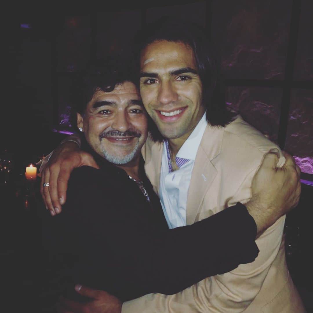 ラダメル・ファルカオのインスタグラム：「Eterno. Desde muy niño siempre fuiste mi ídolo. Recuerdo que pasaba horas viendo videos tus videos, con la ilusión de algún día ser jugador profesional como tú. Cuando tuve la oportuidad de compartir contigo, me di cuenta de tu gran corazón. Me sorprendía que me tratabas como si me conocieras de toda la vida.  Marcaste mi vida con tu cercanía y tu cariño.   Tu legado permanecerá por siempre. Gracias por todo Diego, gracias por permitirnos disfrutar de tu talento en el campo de fútbol. Te extrañaremos. Mi abrazo fuerte a su familia y a todo el pueblo argentino en estos momentos.    //////  Eternal. When I was a kid you were my idol. I remembered in my house looking at videos for hours with the illusion to become a professional like you. When I met you, I was amazed by your great heart. I was surprised that you treated me as if you had known me all my life.   Diego, thank you for allowing us to enjoy your talent on the field. We will miss you. My big hug to your family and to all the Argentine people at this time.」